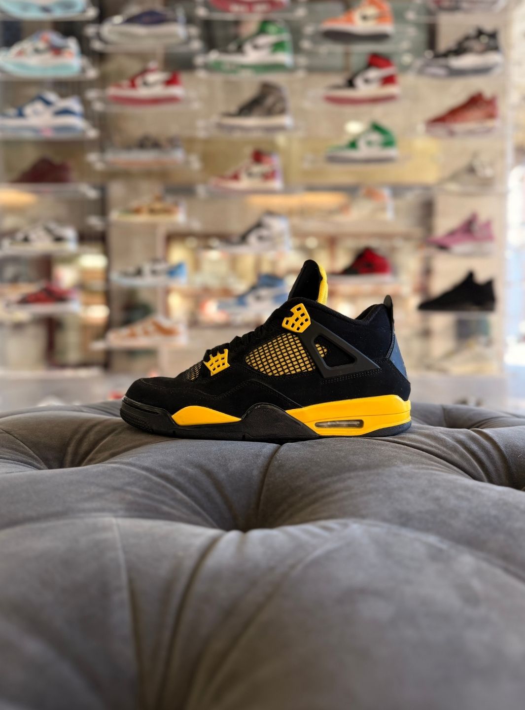 Air Jordan 4 Retro Thunder Yellow - Sneakers Usate | ResellZone