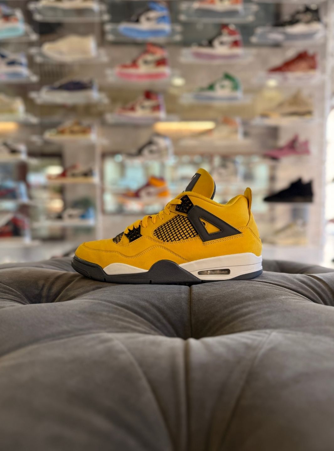 Air Jordan 4 Retro Lightning (2021) - Usato 9/10
