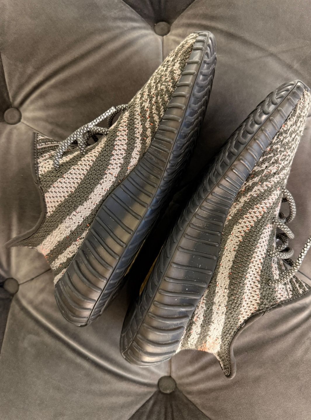 Adidas Yeezy Boost 350 V2 Carbon Beluga - Sneakers Usate | ResellZone