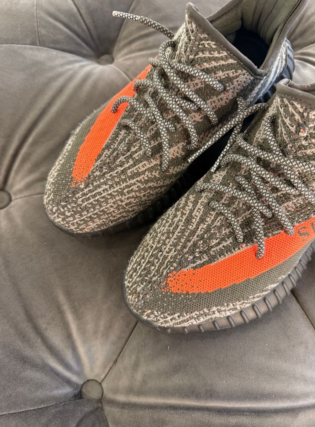 Adidas Yeezy Boost 350 V2 Carbon Beluga - Sneakers Usate | ResellZone