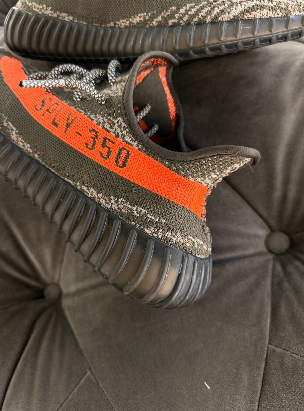 Adidas Yeezy Boost 350 V2 Carbon Beluga - Sneakers Usate | ResellZone