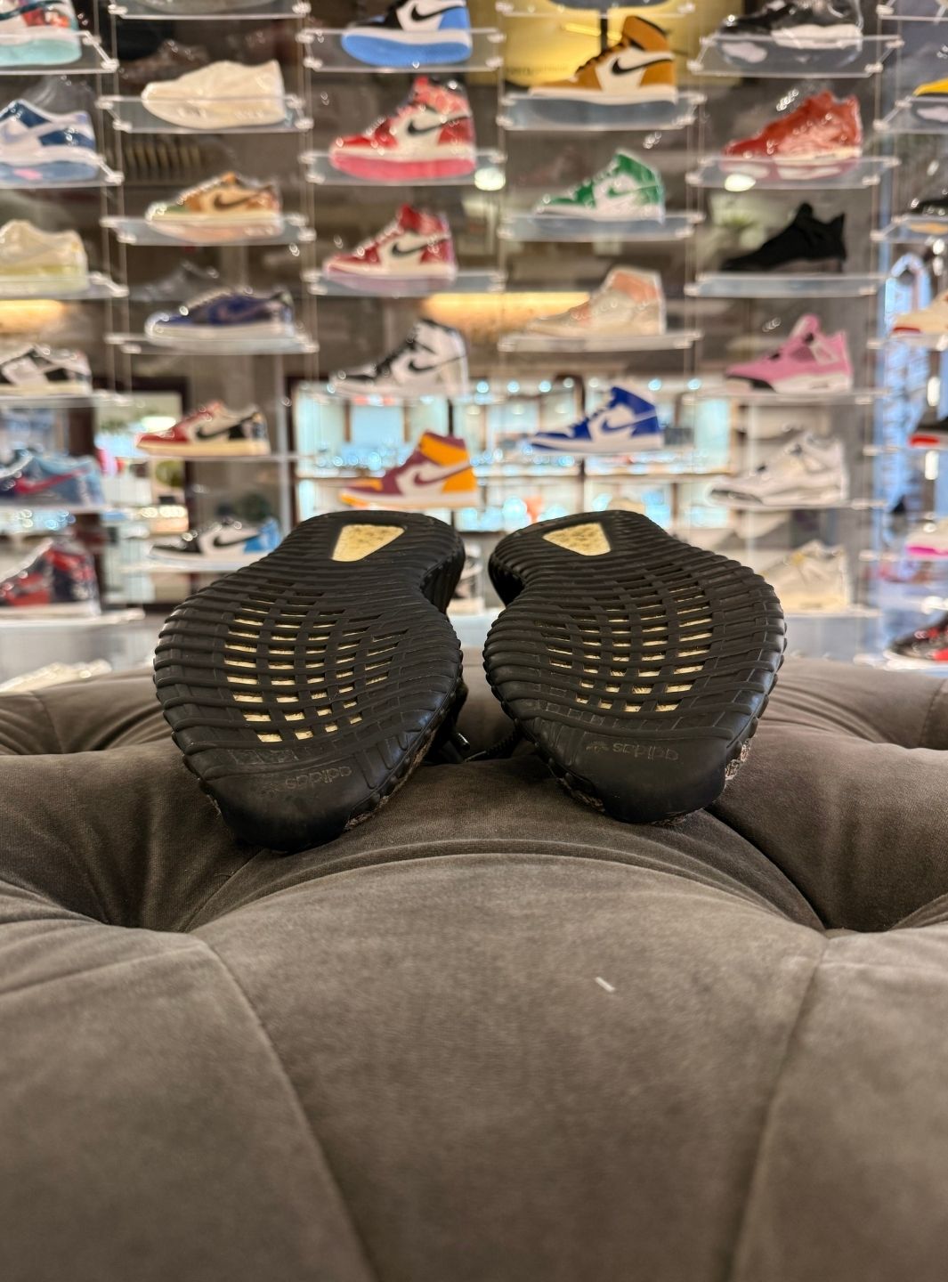 Adidas Yeezy Boost 350 V2 Carbon Beluga - Sneakers Usate | ResellZone