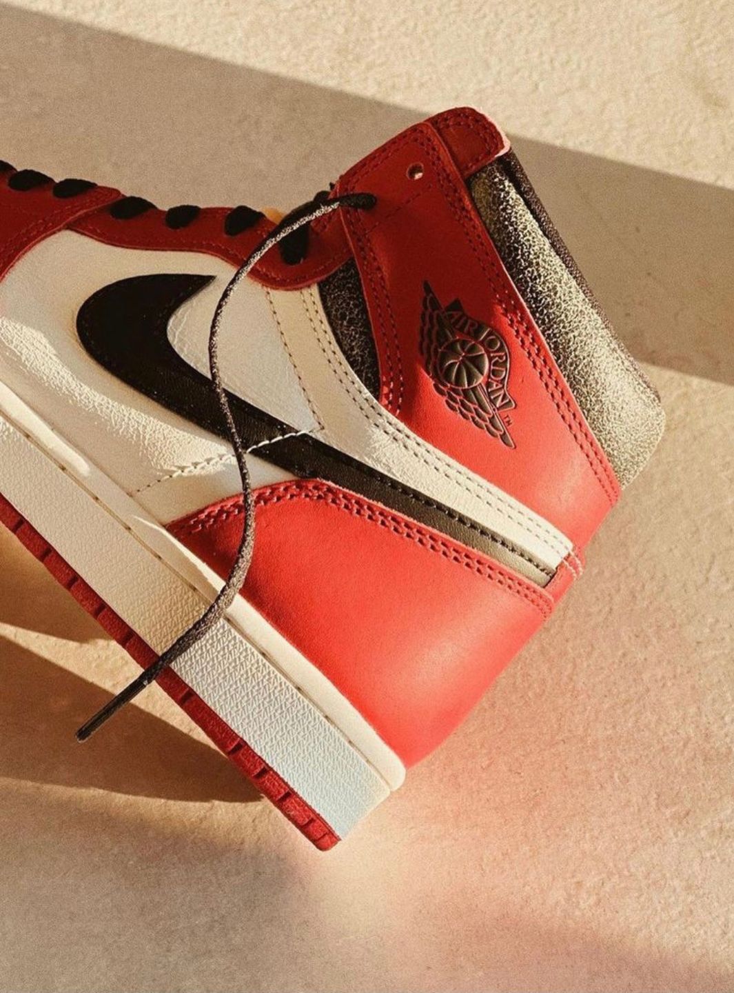 Air Jordan 1 Retro High OG Chicago Lost And Found - DZ5485-612 | ResellZone