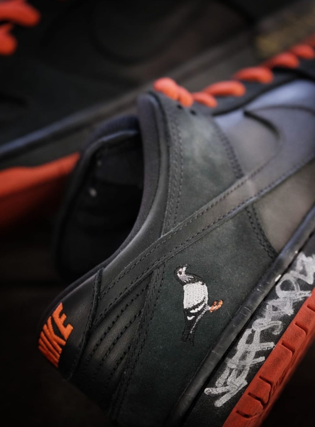 Nike SB Dunk Low Black Pigeon Signed Jeff Staple - Sneakers Usate | ResellZone