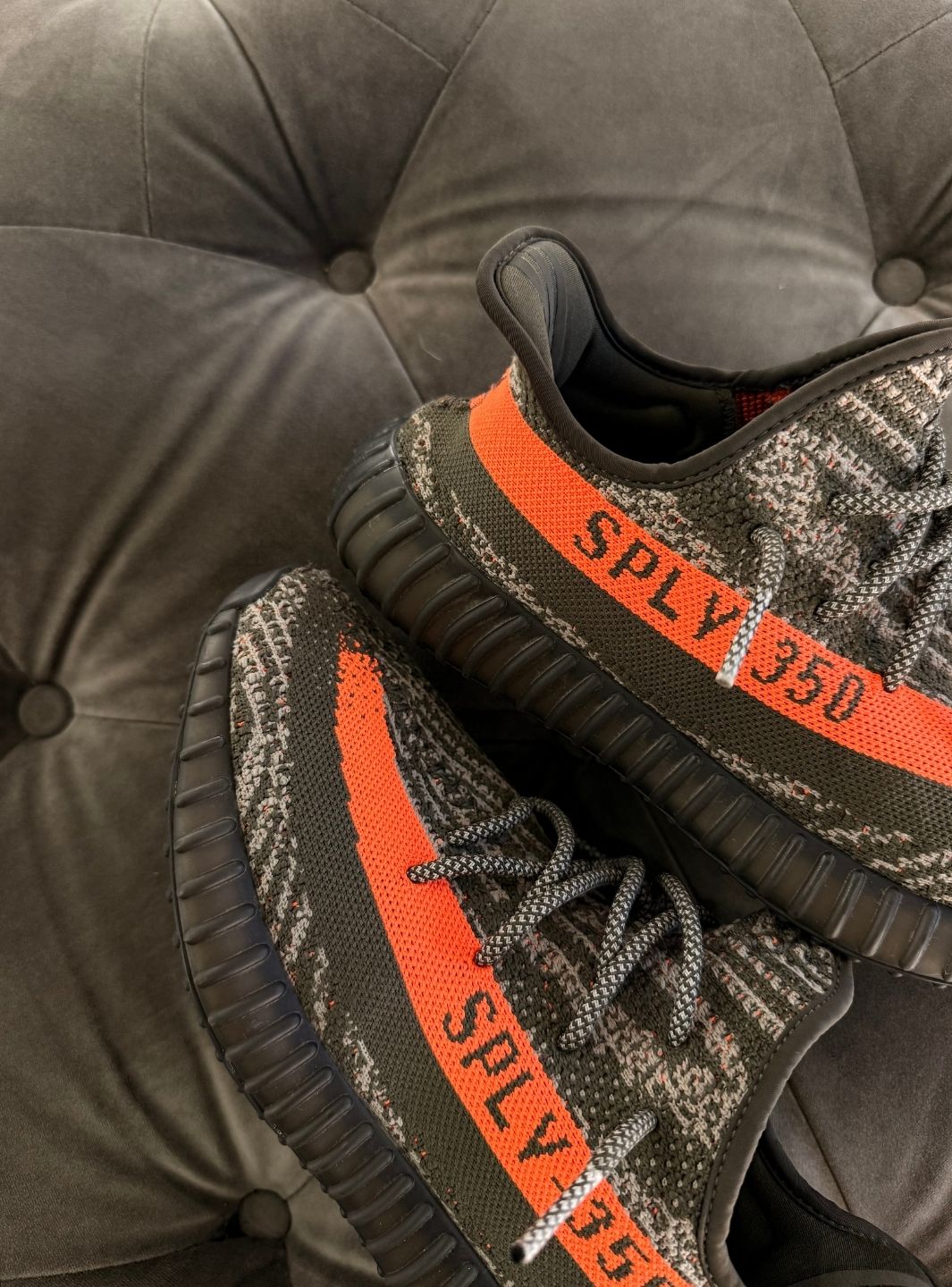 Adidas Yeezy Boost 350 V2 Carbon Beluga - Sneakers Usate | ResellZone