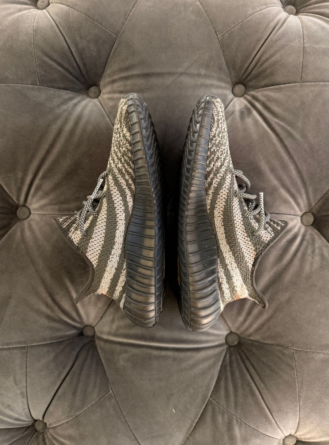 Adidas Yeezy Boost 350 V2 Carbon Beluga - Sneakers Usate | ResellZone