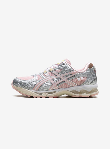 靴 asics GEL-NIMBUS 10.1 atmos STRAWBERRY asics GEL-NIMBUS 10.1 atmos STRAWBERRY CREAM/STRAWBERRY