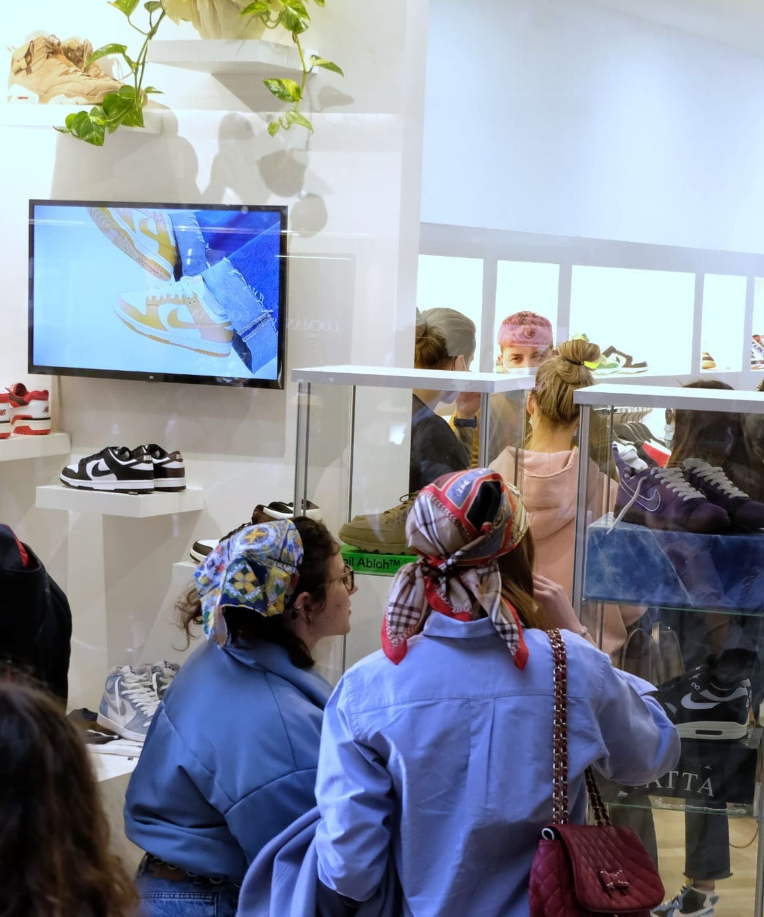 Interno dello store ResellZone durante l'inaugurazione