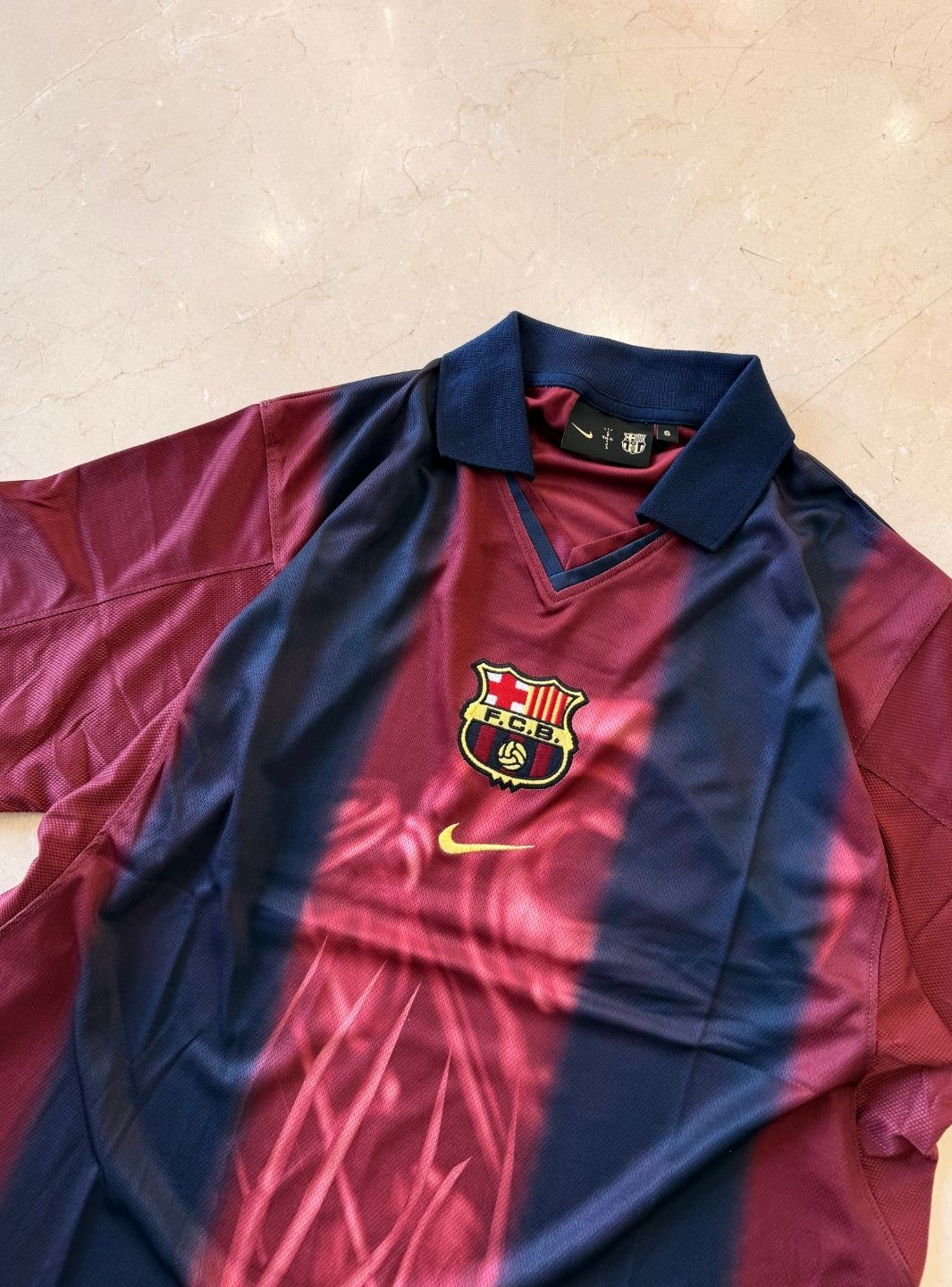 ウェア Travis Scott x Barcelona Retro 2000/01 Travis Scott usando su versión del jersey del FC Barcelona de la
